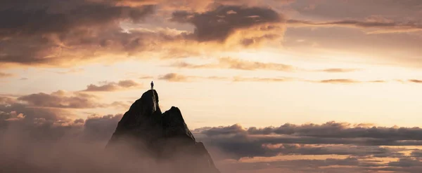 Hombre aventurero excursionista De pie en la cima de una montaña rocosa —  Fotos de Stock