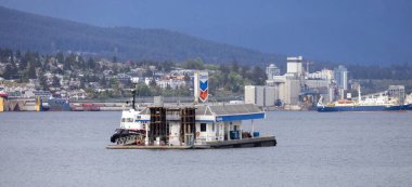 Kömür Limanı 'ndaki Sembol Benzin İstasyonu' nun arka planında şehir ve sanayi bölgeleri var.
