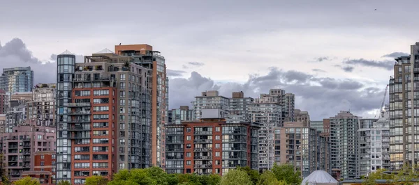 加拿大不列颠哥伦比亚省温哥华市中心的住宅大楼 — 图库照片