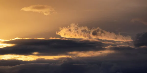 Panoramisch uitzicht op Cloudscape tijdens een kleurrijke zonsondergang of zonsopgang. — Stockfoto