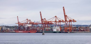 Bulutlu bir günde modern bir şehirde Port 'un panoramik görüntüsü.