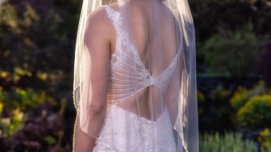 Beyaz Kafkasyalı Gelinlikli Yetişkin Kadın doğanın dışında duruyor.