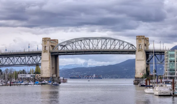 Burrard Bridge in False Creek, Downtown City on the West Coast of Pacific Ocean. — Zdjęcie stockowe