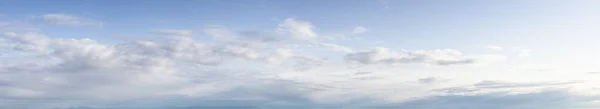 Renkli bir günbatımında ya da gün doğumunda Bulutların Panoramik Görünümü — Stok fotoğraf