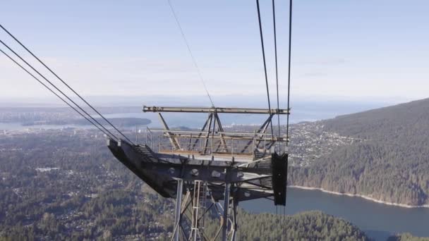 Grouse Mountain gondola tower with city in background. — Αρχείο Βίντεο