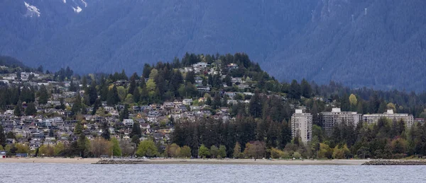 Arka planda dağ manzaralı modern bir şehirde ikamet eden evler.
