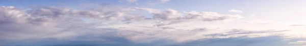 Vista panorámica de Cloudscape durante un colorido atardecer o amanecer —  Fotos de Stock