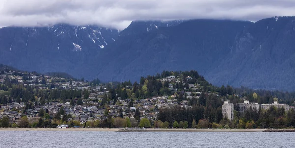 Residential Homes in a modern city with mountain landscape in background. — Foto Stock