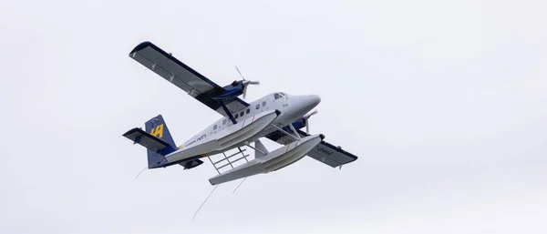 Harbour Air Seaplane saliendo de Coal Harbour. Cielo nublado Fondo. — Foto de Stock