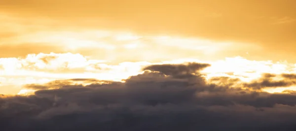 Panoramisch uitzicht op Cloudscape tijdens een kleurrijke zonsondergang of zonsopgang. — Stockfoto