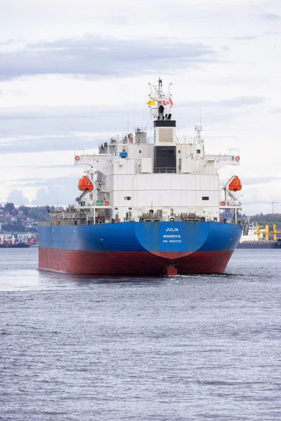 Statek towarowy przybywający do portu Vancouver z miastem w tle — Zdjęcie stockowe