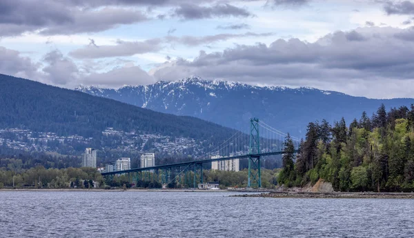 Lions Gate Bridge in a modern city on the West Coast of Pacific Ocean. — Stockfoto