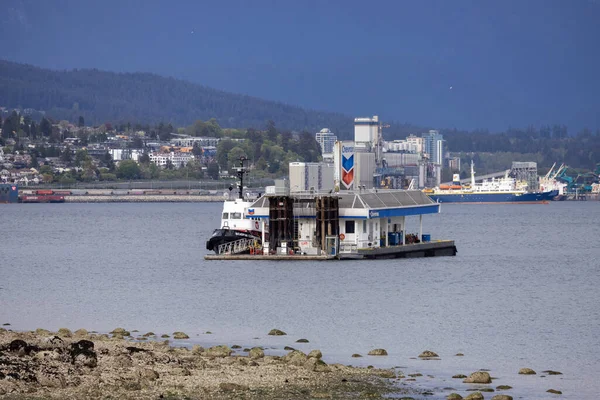 Kömür Limanı 'ndaki Sembol Benzin İstasyonu' nun arka planında şehir ve sanayi bölgeleri var.