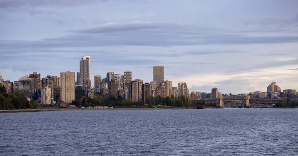 Modern City, Stanley Park, Budynki, plaża i Burrard Bridge w False Creek na zachodnim wybrzeżu Oceanu Spokojnego. — Zdjęcie stockowe