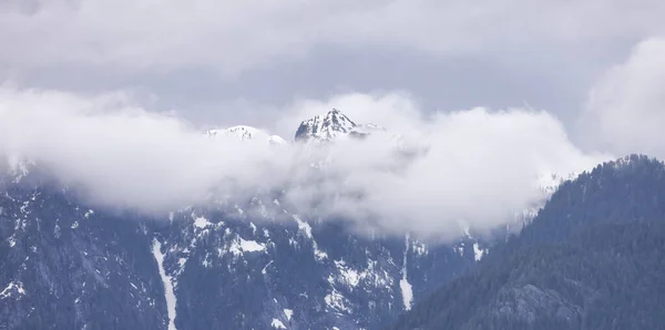 North Shore Montanhas com neve e coberto de nuvens — Fotografia de Stock