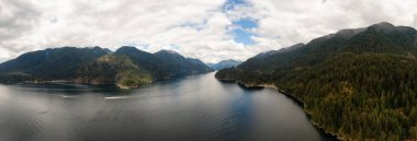 Hint Kolu, Dağları ve Kanada Doğa Manzarası Panoramik Hava Görüntüsü. Deep Cove, Vancouver, British Columbia, Kanada. Panorama Arkaplanı