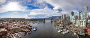 Batı Sahili Pasifik Okyanusu 'ndaki modern şehir manzarası.