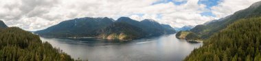 Hint Kolu, Dağları ve Kanada Doğa Manzarası Panoramik Hava Görüntüsü. Deep Cove, Vancouver, British Columbia, Kanada. Panorama Arkaplanı