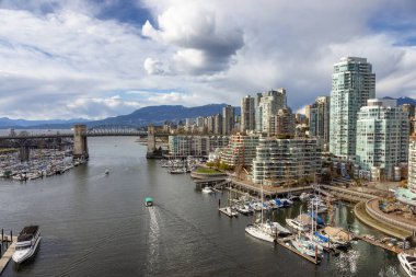 Batı Sahili Pasifik Okyanusu 'ndaki modern şehir manzarası. Şehir merkezi Skyline ve Burrard Köprüsü. False Creek, Vancouver, British Columbia, Kanada. Hava Görünümü
