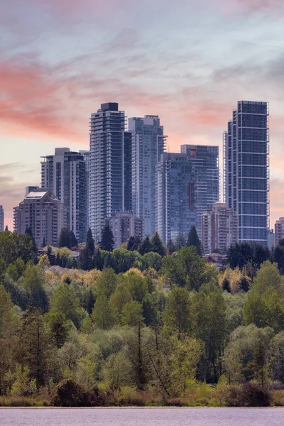 Pohled Obytné Bytové Domy Metrotownu Green Trees Deer Lake Park — Stock fotografie