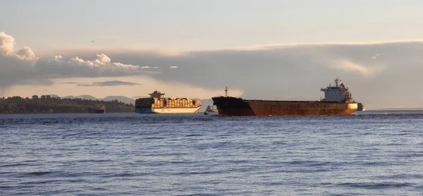 Grand Navire Porte Conteneurs Stationné Burrard Inlet Sur Côte Ouest — Photo