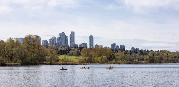 Vista Panorâmica Parque Urbano Moderno Junto Lago Temporada Primavera Deer — Fotografia de Stock