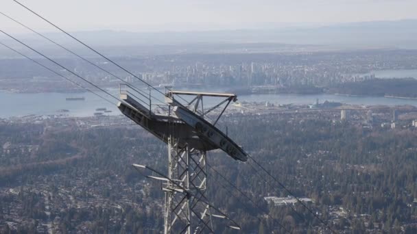 Grouse Mountain Gondola Tower City Background North Vancouver British Columbia — Αρχείο Βίντεο