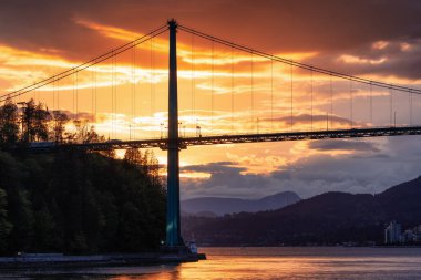 Stanley Park, Lions Gate Köprüsü ve Arkaplan Dağları Pasifik Okyanusu 'nun batı kıyısında. Dramatik Günbatımı. Vancouver, British Columbia, Kanada.