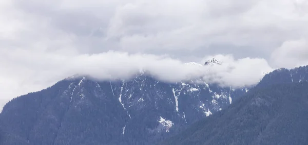 ノースショア山脈雪と雲に覆われた カナダのブリティッシュコロンビア州バンクーバー 自然景観背景 — ストック写真