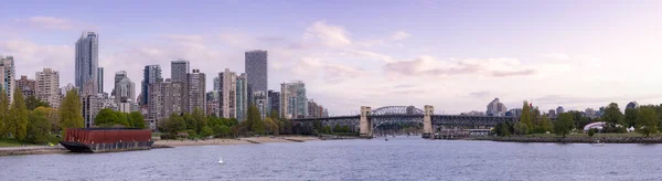 Modern Stad Byggnader Strand Och Burrard Bridge False Creek Västkusten — Stockfoto