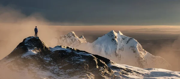 Homem Aventureiro Caminhante Topo Pico Gelo Com Montanhas Rochosas Fundo — Fotografia de Stock