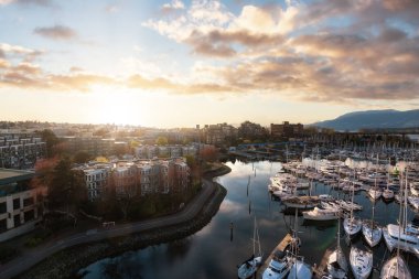 False Creek, BC, Kanada 'daki Vancouver City manzarası. Güneşli Bulutlu bir gün. Modern Cityscape, Granville Adası, konut evleri, marina ve binalar. Günbatımı Gökyüzü Sanatı Görüntüleyici