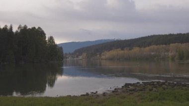 Kanada 'nın Shoreline Trail, Port Moody, Greater Vancouver, British Columbia, Kanada' daki panoramik manzarası. Renkli Günbatımı Gökyüzü sırasında Modern Şehir 'e park et. Doğa Arkaplanı