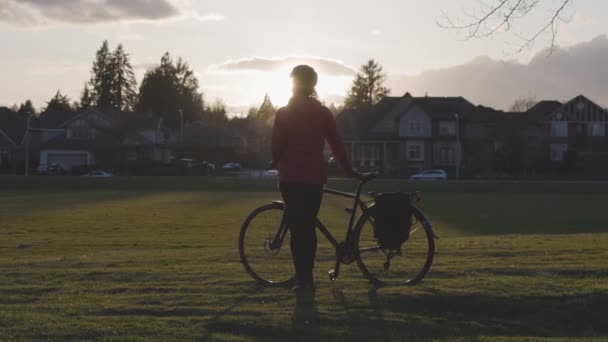 Abenteuerlustige Frau Die Mit Einem Fahrrad Einem Park Moderaten Vorstädten — Stockvideo