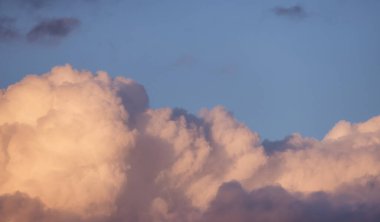 Renkli bir günbatımında ya da gün doğumunda Bulutların manzarası. British Columbia, Kanada 'nın batı kıyısında çekildi. Doğa Arkaplanı