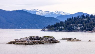 Howe Sound 'daki kayalık sahildeki lüks evler. Horseshoe Bay, West Vancouver, British Columbia, Kanada. Kanada Doğa Arkaplanı