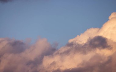 Renkli bir günbatımında ya da gün doğumunda Bulutların manzarası. British Columbia, Kanada 'nın batı kıyısında çekildi. Doğa Arkaplanı