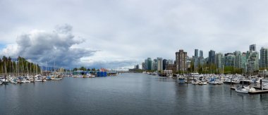 Kömür Limanı Panoramik Manzarası, Marina ve Stanley Parkı. Bulutlu Gökyüzü. Vancouver, British Columbia, Kanada.