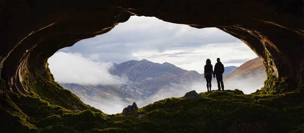 Hombre Mujer Aventureros Pareja Pie Una Cueva Rocosa Montaña Naturaleza —  Fotos de Stock