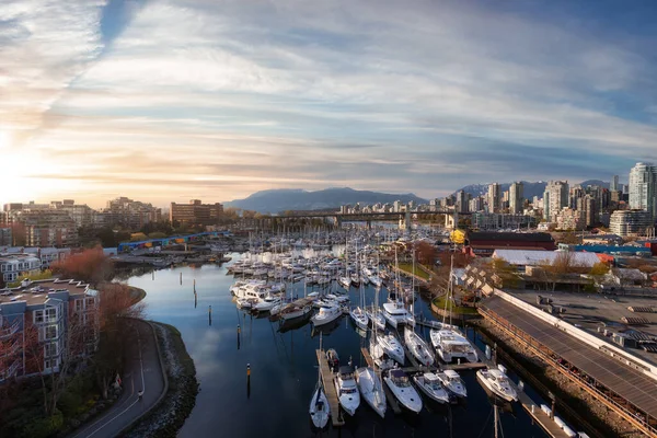 Vista Ciudad Vancouver False Creek Canadá Día Soleado Nublado Paisaje —  Fotos de Stock