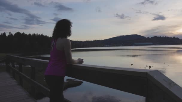 Woman Walking Wooden Path Green Trees Shoreline Trail Port Moody — Vídeo de Stock