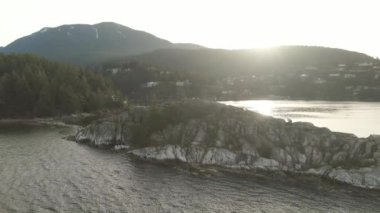 Pasifik Okyanusu 'nun batı kıyısındaki Rocky Adası' nın havadan panoramik görüntüsü. Güneşli Gündoğumu. Whytecliff Park, Horseshoe Bay, West Vancouver, British Columbia, Kanada.
