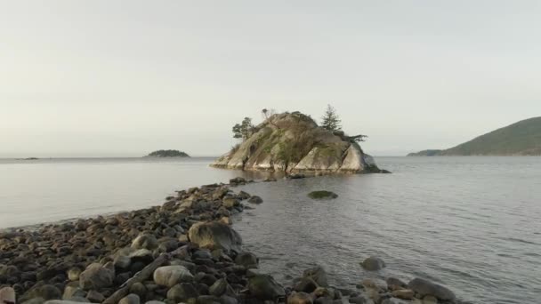 Vista Panorámica Aérea Isla Rocosa Costa Oeste Del Océano Pacífico — Vídeos de Stock