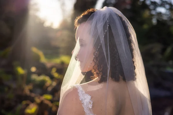 White Caucasian Adult Woman Wedding Dress Standing Nature Queen Elizabeth — Stockfoto