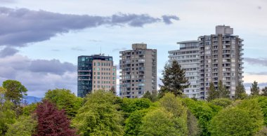 Vancouver, British Columbia, Kanada 'daki Stanley Park yakınlarındaki konutlar.