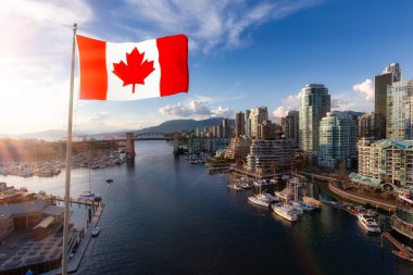 Kanada Ulusal Bayrak Kaplaması. False Creek, Downtown Vancouver, British Columbia, Kanada. Renkli bir günbatımı sırasında Batı Pasifik kıyısındaki modern bir şehrin güzel hava manzarası.