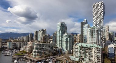 Batı Sahili Pasifik Okyanusu 'ndaki modern şehir manzarası. Şehir merkezi Skyline ve Burrard Köprüsü. False Creek, Vancouver, British Columbia, Kanada. Hava Panoraması