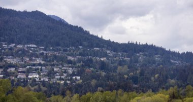 Kuzey Vancouver, British Columbia, Kanada 'daki bir tepede lüks evler.