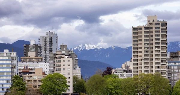 加拿大不列颠哥伦比亚省温哥华市中心的住宅区 背景中的山脉 — 图库照片