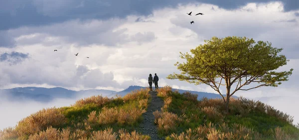 Cena Fantasia Mágica Com Casal Homens Mulheres Topo Paisagem Montanhosa — Fotografia de Stock